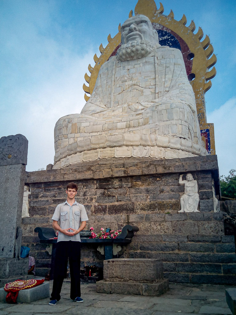 Одна из главных святынь монастыря Шаолинь - восьми метровая мраморная статуя Первого патриарха Чань-буддизма и основоположника кунгфу Бодхидхармы